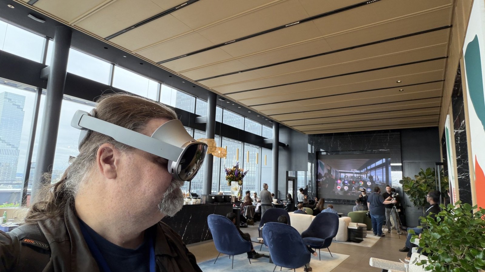 journalist adam doud testing galaxy xr headset